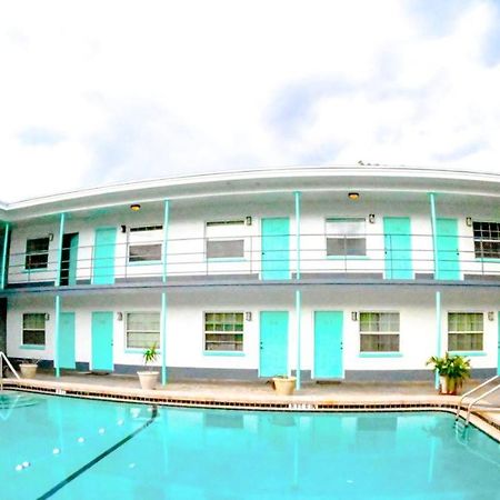 Uptown Inn & Suites Sankt Petersburg Exterior foto