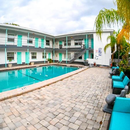 Uptown Inn & Suites Sankt Petersburg Exterior foto