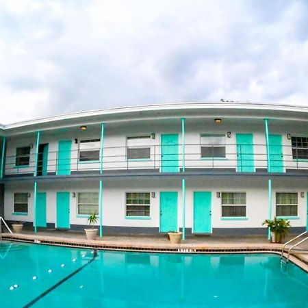 Uptown Inn & Suites Sankt Petersburg Exterior foto