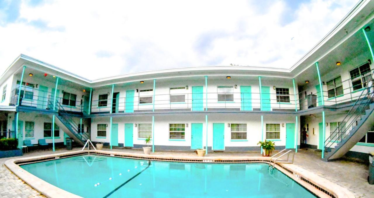 Uptown Inn & Suites Sankt Petersburg Exterior foto