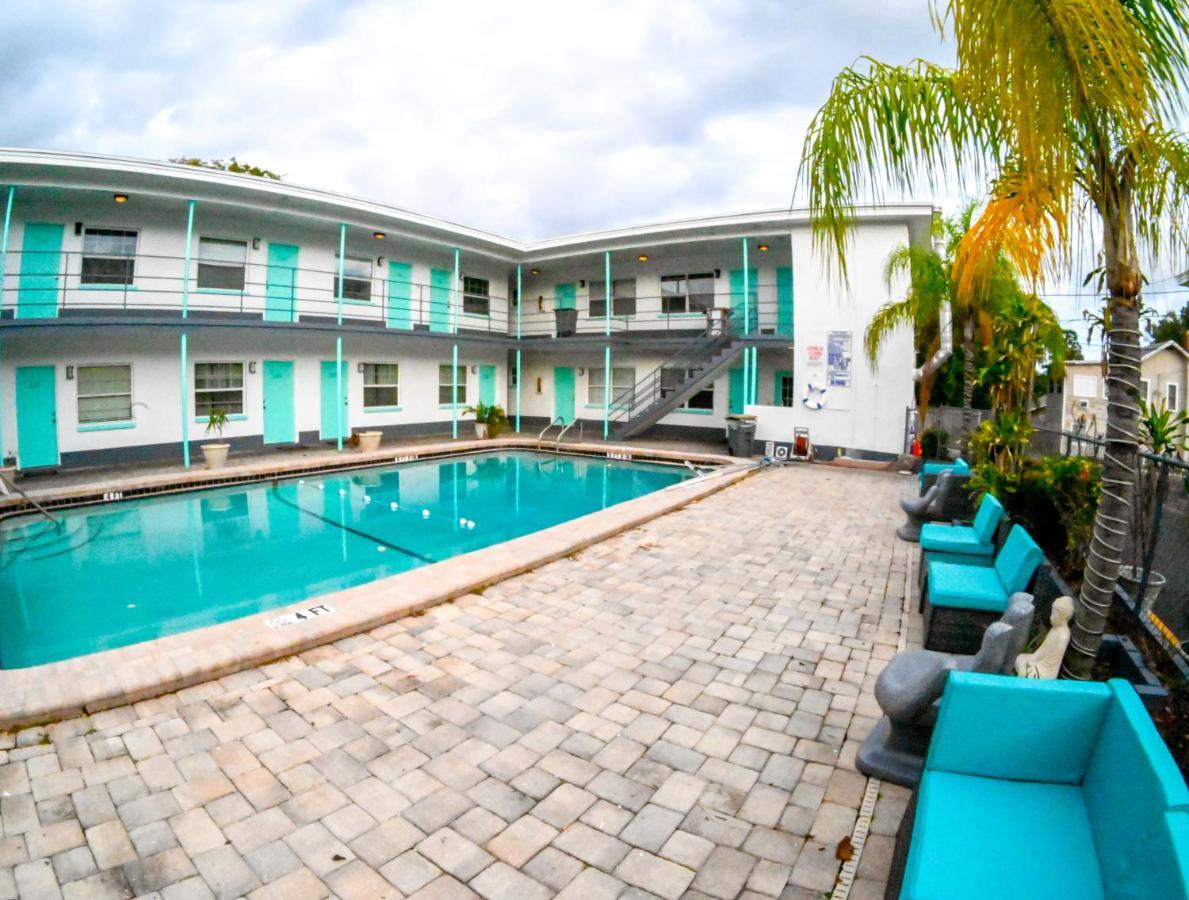 Uptown Inn & Suites Sankt Petersburg Exterior foto